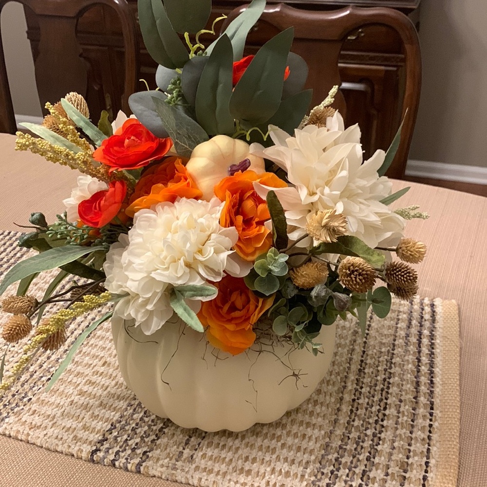 Autumn pumpkin centerpiece